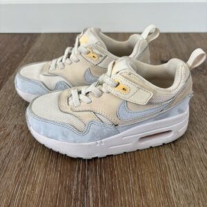 Nike Air Max 1 EasyOn in Pale Ivory/Melon Tint/White/Football Grey Size: 9C